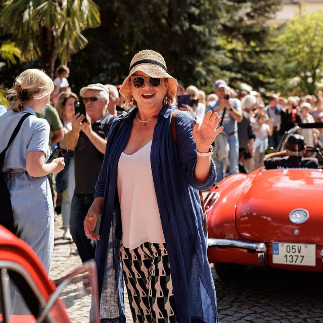 Te spodnie to idealny wybór dla każdej 50-latki. Tak nosi je Królikowska